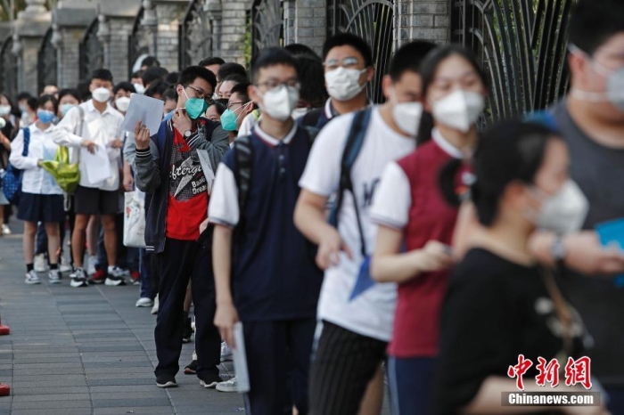 资料图:高考考生排队等待进入考场。殷立勤 摄 资料图:高考考生排队等待进入考场。殷立勤 摄