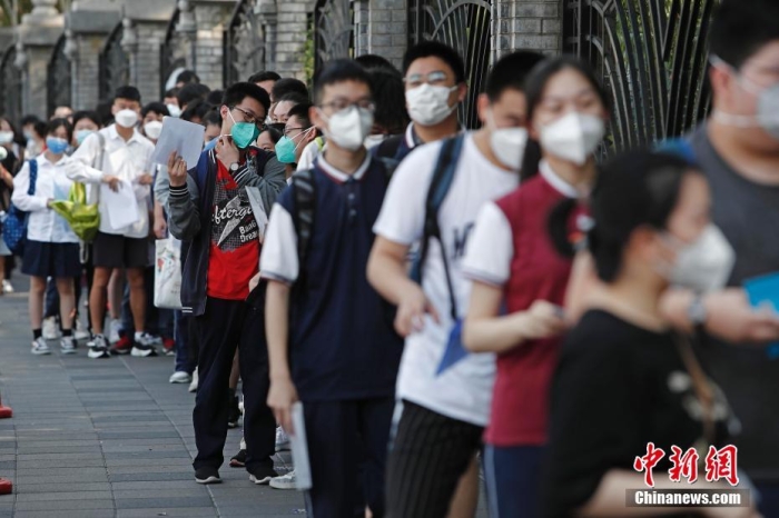 资料图：高考考生排队等待进入考场。殷立勤 摄