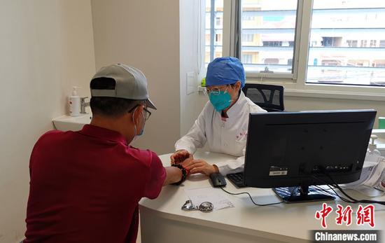 资料图:中国中医抗疫专家组与医疗队组长、队长樊茂蓉在柬埔寨考斯玛中柬友谊医院中医科接诊病患。 <a target='_blank' href='/'>中新社</a>发 中国援柬中医抗疫医疗队 提供 资料图:中国中医抗疫专家组与医疗队组长、队长樊茂蓉在柬埔寨考斯玛中柬友谊医院中医科接诊病患。 <a target='_blank' href='/'>中新社</a>发 中国援柬中医抗疫医疗队 提供
