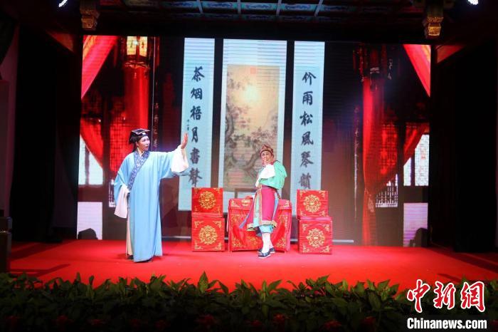 活动期间,江苏省淮海剧团、连云港市淮海剧团等7个国有淮海剧团将为市民、游客带来12场演出。 王昊 摄 活动期间,江苏省淮海剧团、连云港市淮海剧团等7个国有淮海剧团将为市民、游客带来12场演出。 王昊 摄