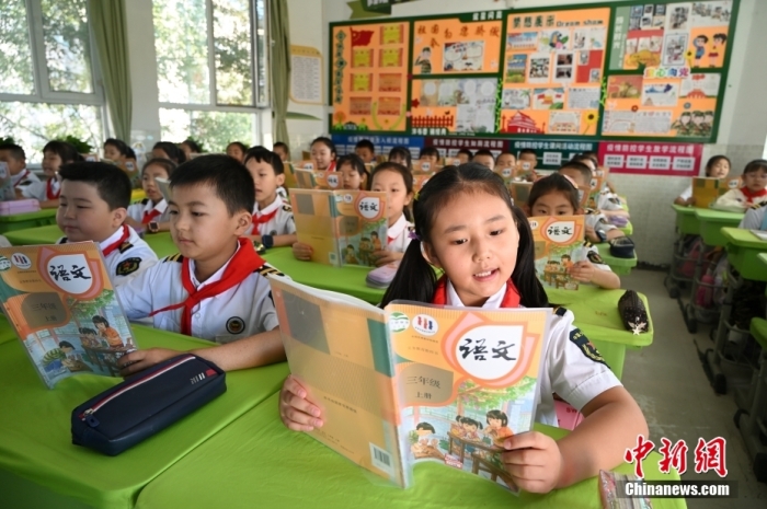 资料图：学生们在语文课上读课文。 <a target='_blank' href='/'>中新社</a>记者 刘文华 摄