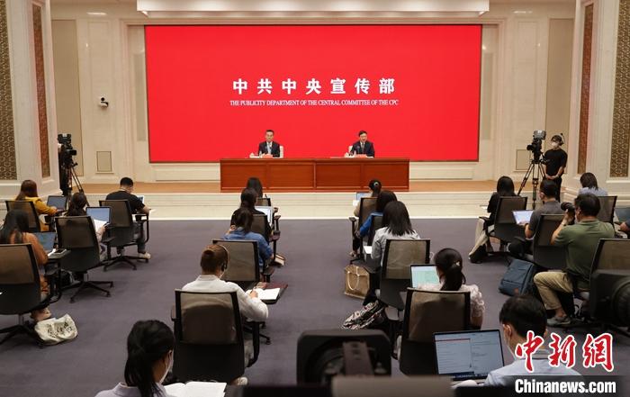 9月15日，中共中央宣传部在北京举行“中国这十年”系列主题新闻发布会，生态环境部部长黄润秋介绍“贯彻新发展理念，建设人与自然和谐共生的美丽中国”有关情况，并答记者问。 <a target='_blank' href='/'>中新社</a>记者 杨可佳 摄