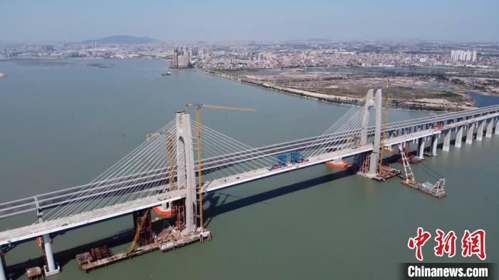 福厦高铁安海湾大桥合龙现场。 铁四院供图 福厦高铁安海湾大桥合龙现场。 铁四院供图
