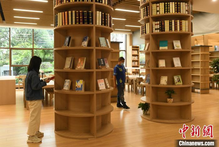 资料图:公共场所保持社交距离。 周毅 摄 资料图:公共场所保持社交距离。 周毅 摄