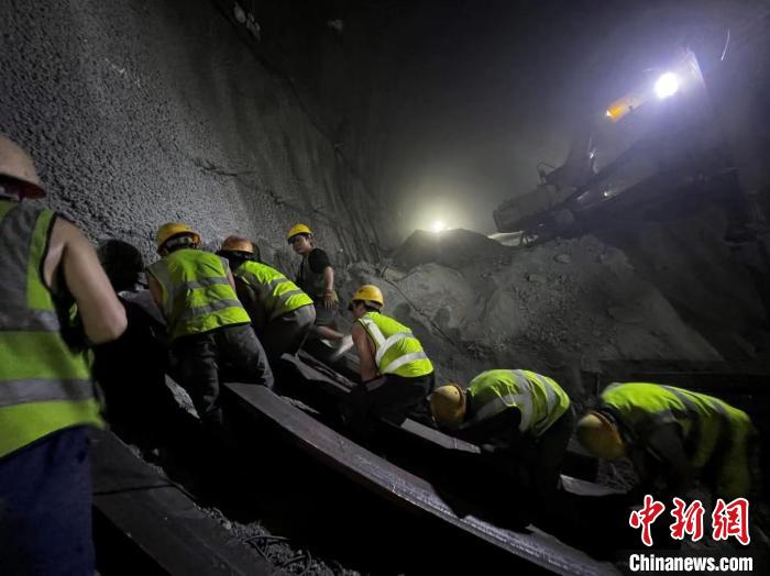800余铁路工人假期坚守岗位:地下636米建设“地质迷宫”