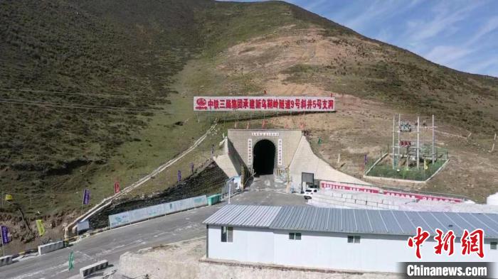 图为新乌鞘岭隧道9号斜井5号支洞。 黄贵彬 摄 图为新乌鞘岭隧道9号斜井5号支洞。 黄贵彬 摄