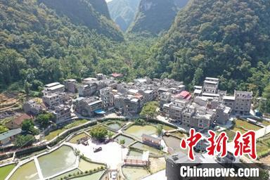 广西脱贫少数民族民众装修房子买小车盼坐高铁去旅游