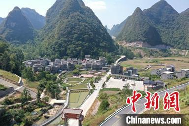 毛南族发祥地——河池市环江毛南族自治县下南乡中南村南昌屯风貌。(无人机照片) 王以照 摄