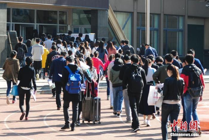 资料图:考生步入公务员考试考场。<a target='_blank' href='/'>中新社</a>记者 张勇 摄 资料图:考生步入公务员考试考场。<a target='_blank' href='/'>中新社</a>记者 张勇 摄