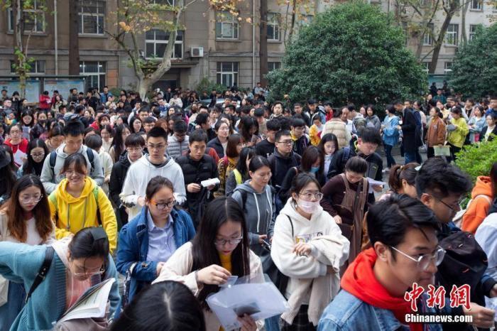 资料图:考生参加国考笔试。 <a target='_blank' href='/'>中新社</a>发 苏阳 摄 资料图:考生参加国考笔试。 <a target='_blank' href='/'>中新社</a>发 苏阳 摄