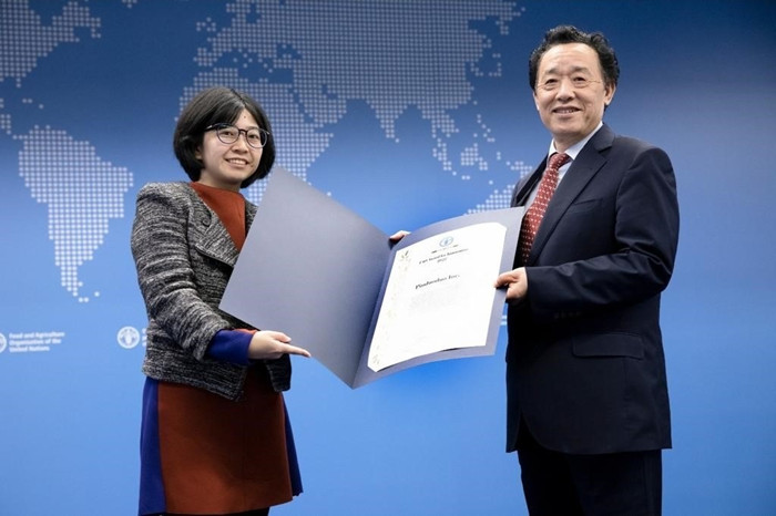 联合国粮农组织总干事屈冬玉(右)为拼多多颁发年度创新奖 联合国粮农组织总干事屈冬玉(右)为拼多多颁发年度创新奖