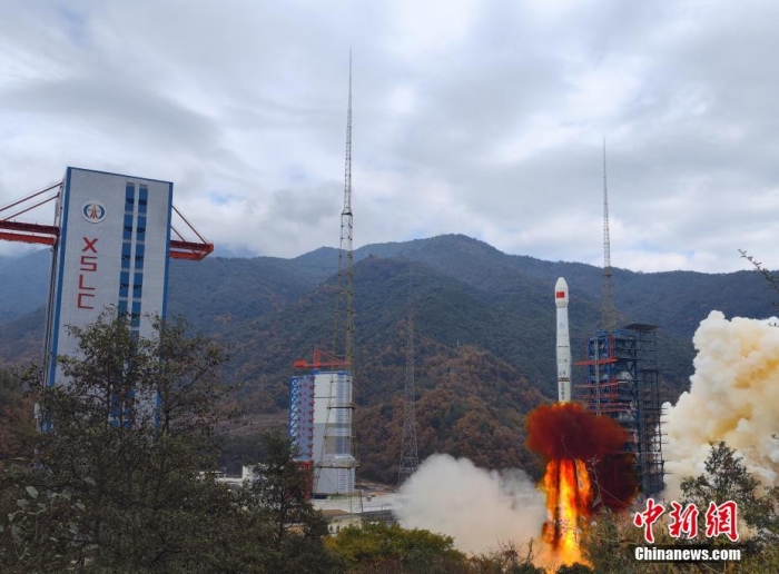 北京时间12月29日12时43分，我国在西昌卫星发射中心使用长征三号乙运载火箭，成功将试验十号02星发射升空，卫星顺利进入预定轨道，发射任务获得圆满成功，该卫星主要用于空间环境监测等新技术在轨验证试验。此次任务是长征系列运载火箭第458次飞行。胡煦劼 摄