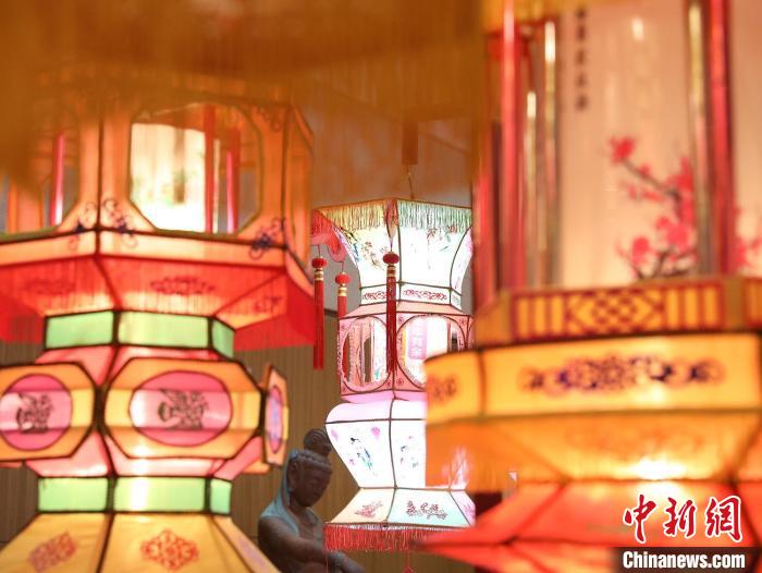 “张灯结彩过兔年”新春灯彩会现场 中国工艺美术馆、中国非物质文化遗产馆供图 “张灯结彩过兔年”新春灯彩会现场 中国工艺美术馆、中国非物质文化遗产馆供图
