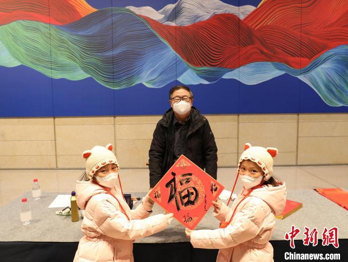 馆长韩子勇与观众合影 中国工艺美术馆、中国非物质文化遗产馆供图 馆长韩子勇与观众合影 中国工艺美术馆、中国非物质文化遗产馆供图