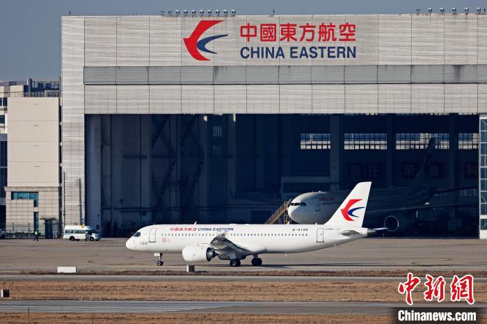 东航全球首架C919国产客机在虹桥机场滑行，准备兔年首飞。　殷立勤 摄