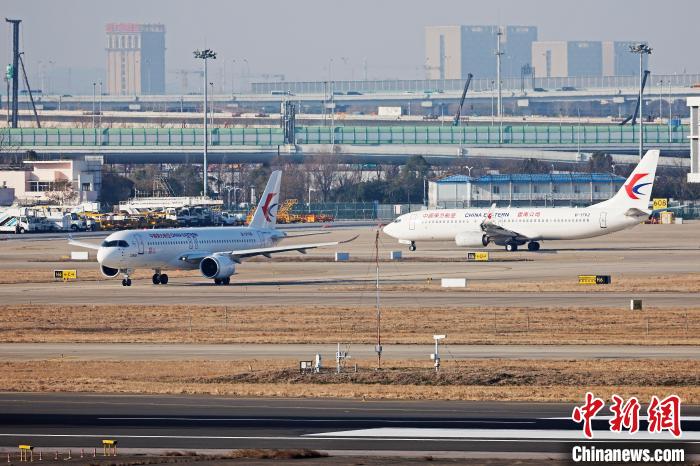 东航全球首架C919国产客机在虹桥机场滑行，准备兔年首飞。　殷立勤 摄