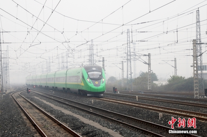 资料图:2022年12月23日拍摄的“绿巨人”复兴号动车组列车快速通过新成昆铁路峨眉至冕宁段。 <a target='_blank' href='/'>中新社</a>记者 刘忠俊 摄 资料图:2022年12月23日拍摄的“绿巨人”复兴号动车组列车快速通过新成昆铁路峨眉至冕宁段。 <a target='_blank' href='/'>中新社</a>记者 刘忠俊 摄
