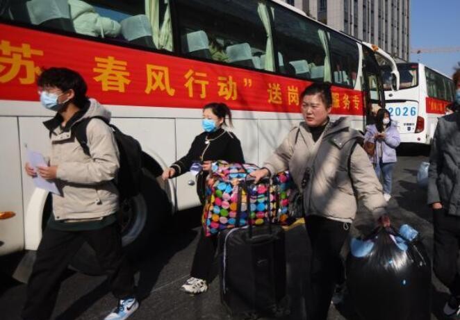 到家门口招人 多地包机包车接人保用工稳就业