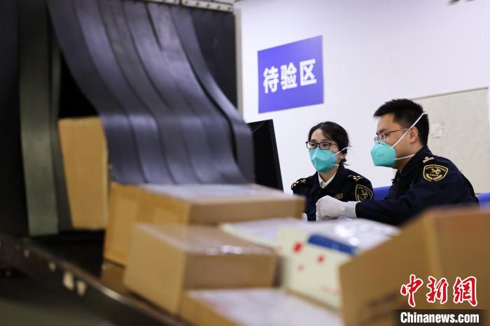 图为北京海关所属邮局海关关员对进口邮件进行监管。 王晓龙 摄 图为北京海关所属邮局海关关员对进口邮件进行监管。 王晓龙 摄