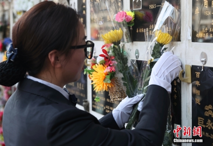 资料图：3月30日，清明节来临之际，北京市八宝山革命公墓举办第三届公众开放日活动。图为工作人员进行代为祭扫服务。<a target='_blank' href='/'>中新社</a>记者 易海菲 摄