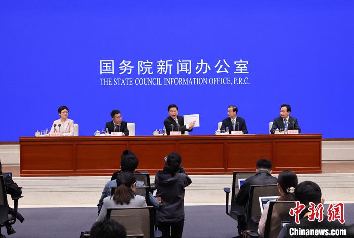 4月6日,中国国务院新闻办公室在北京举行“权威部门话开局”系列主题新闻发布会,国家税务总局局长王军、副局长王道树、总会计师罗天舒、总审计师蔡自力介绍“更好发挥税收职能作用 更优服务经济社会高质量发展”有关情况,并答记者问。 <a target='_blank' href='/'>中新社</a>记者 杨可佳 摄 4月6日,中国国务院新闻办公室在北京举行“权威部门话开局”系列主题新闻发布会,国家税务总局局长王军、副局长王道树、总会计师罗天舒、总审计师蔡自力介绍“更好发挥税收职能作用 更优服务经济社会高质量发展”有关情况,并答记者问。 <a target='_blank' href='/'>中新社</a>记者 杨可佳 摄