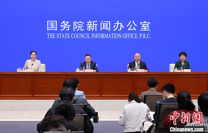 4月20日,中国国务院新闻办公室在北京举行新闻发布会,农业农村部总农艺师、发展规划司司长曾衍德,种植业管理司司长潘文博,市场与信息化司负责人刘涵介绍2023年一季度农业农村经济运行情况并答记者问。 <a target='_blank' href='/'>中新社</a>记者 杨可佳 摄 4月20日,中国国务院新闻办公室在北京举行新闻发布会,农业农村部总农艺师、发展规划司司长曾衍德,种植业管理司司长潘文博,市场与信息化司负责人刘涵介绍2023年一季度农业农村经济运行情况并答记者问。 <a target='_blank' href='/'>中新社</a>记者 杨可佳 摄