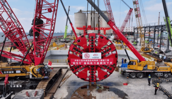 世界建设规模最大海底道路隧道首台盾构始发