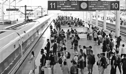出游人次半年增逾六成 暑期旅游“热”力延续