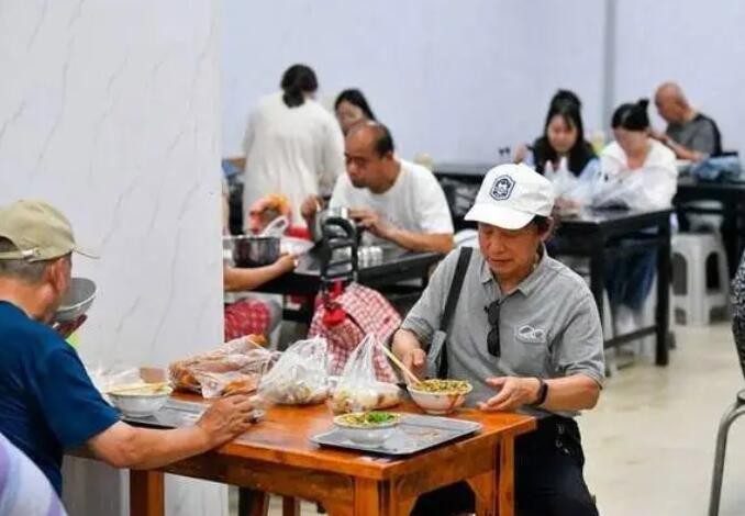 餐饮消费热情高 上半年增超两成