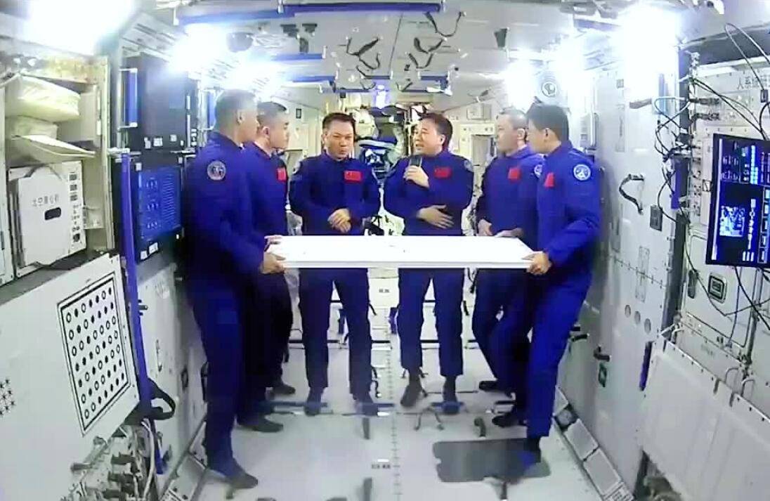 中国航天员乘组完成在轨交接 神舟十六号航天员将于10月31日返回地球