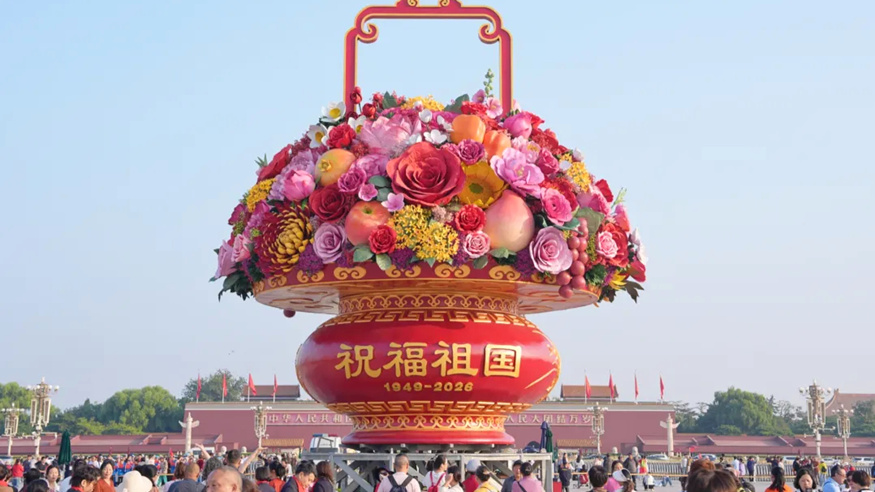 今天凌晨，天安门广场大花篮，亮相了！