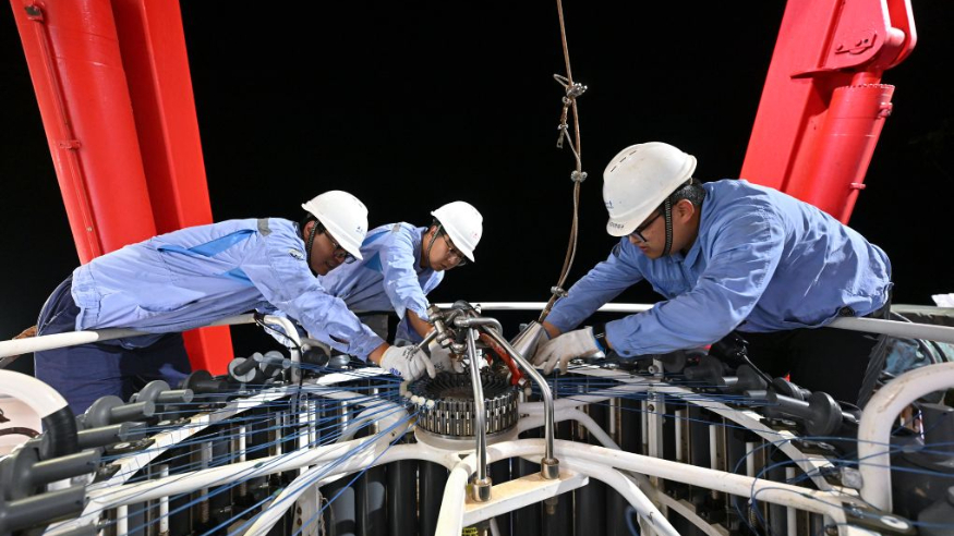 特写丨星空下的海上作业