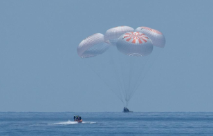 2日美国“龙”飞船搭载两名宇航员返回地球