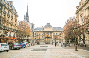 法国《查理周刊》恐怖袭击案在巴黎开庭审理