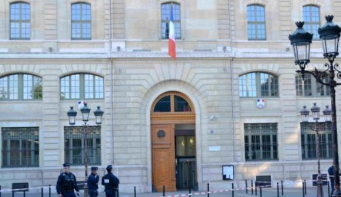 巴黎一教师遭斩首 嫌犯被击毙反恐调查启动