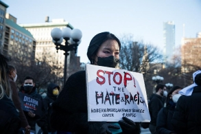 美国亚特兰大举行抗议针对亚裔暴力的集会
