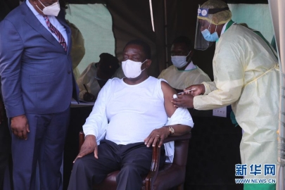 津巴布韦总统姆南加古瓦24日接种中国疫苗