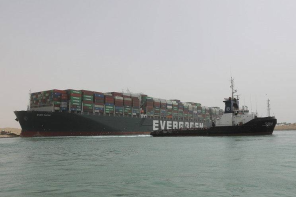 苏伊士运河暂停航行 搁浅货船救援或需几周