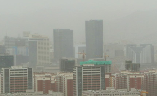 蒙古国强沙尘暴和暴风雪天气逐渐影响全境