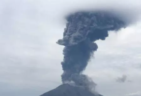 日本鹿儿岛县诹访之濑岛御岳火山喷发