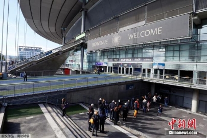 法国住院患者超3万人 体育场变疫苗接种中心