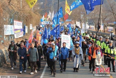 韩国防部向萨德反导基地运物资 民众抗议