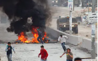 巴以7日晚在圣殿山发生冲突 致200余人受伤