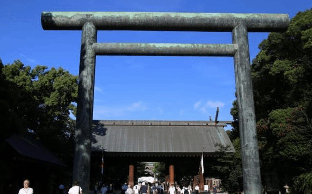 日本前首相安倍及多名高官参拜靖国神社 