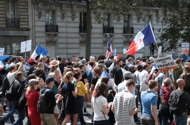 法国21.5万人参加游行反对健康通行证措施