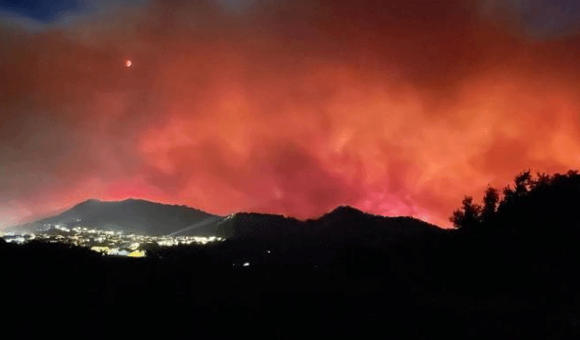 法国南部度假胜地爆发野火 数千人紧急疏散