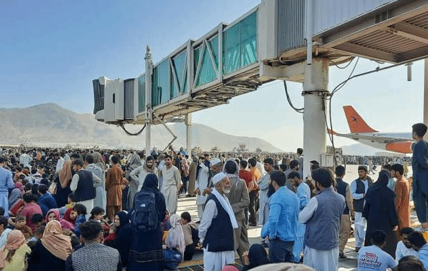 塔利班允许200美国人及他国平民乘机离开阿富汗
