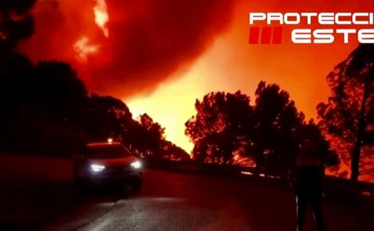 西班牙山火迫使900人撤离 烟雾滚滚天空映成红色