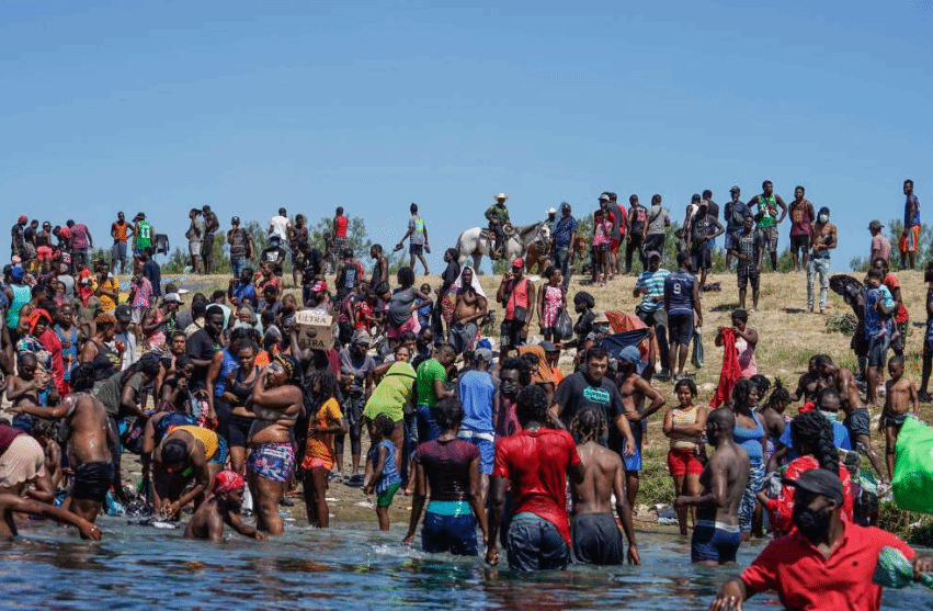 美国在得州大规模驱逐海地等国非法移民