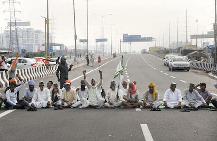 印度农民抗议农业法案 进出新德里多条道路受阻